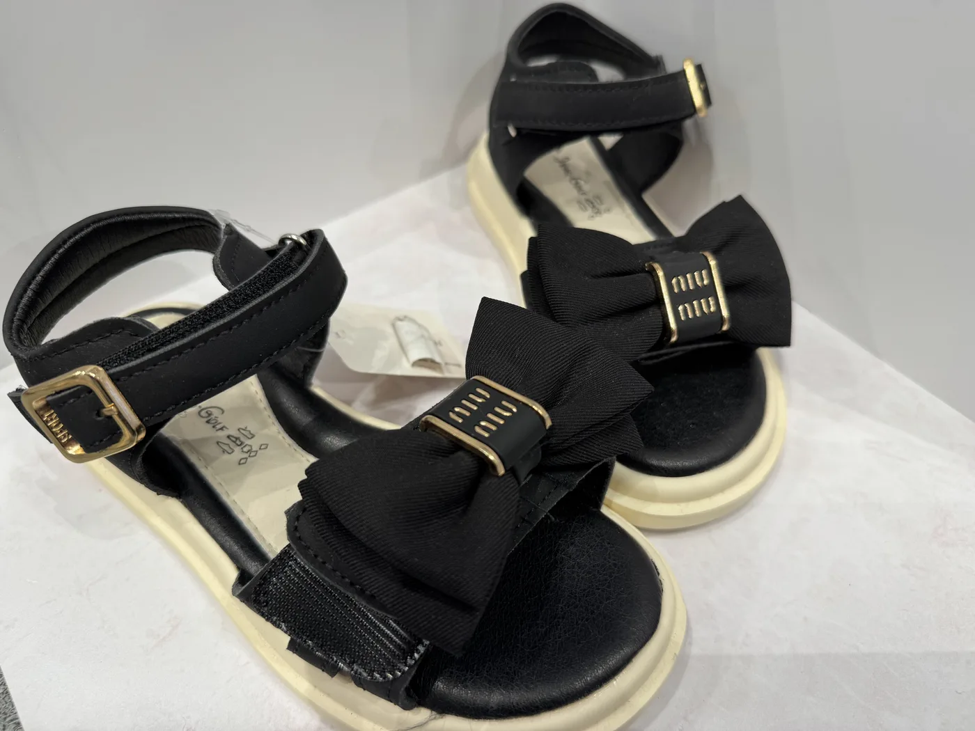 Miu Miu Босоножки для девочки черные с бантом Miu на липучке