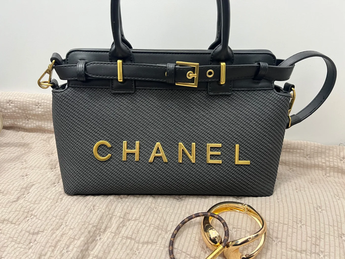 Chanel Сумочка Chanel с ремешком и логотипом спереди молоч/коричн/черн