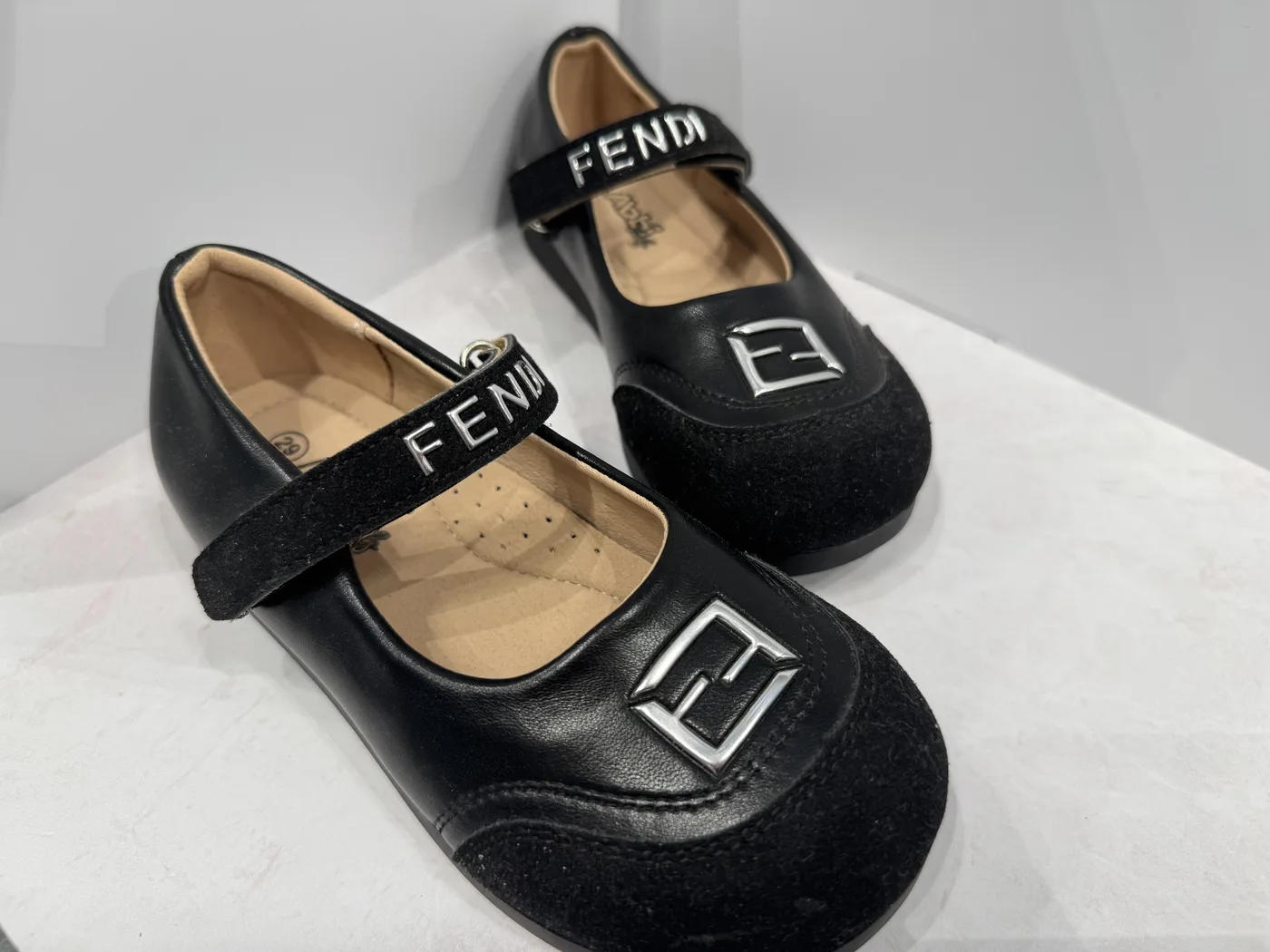 Fendi Туфли для девочки кожан.Fendi