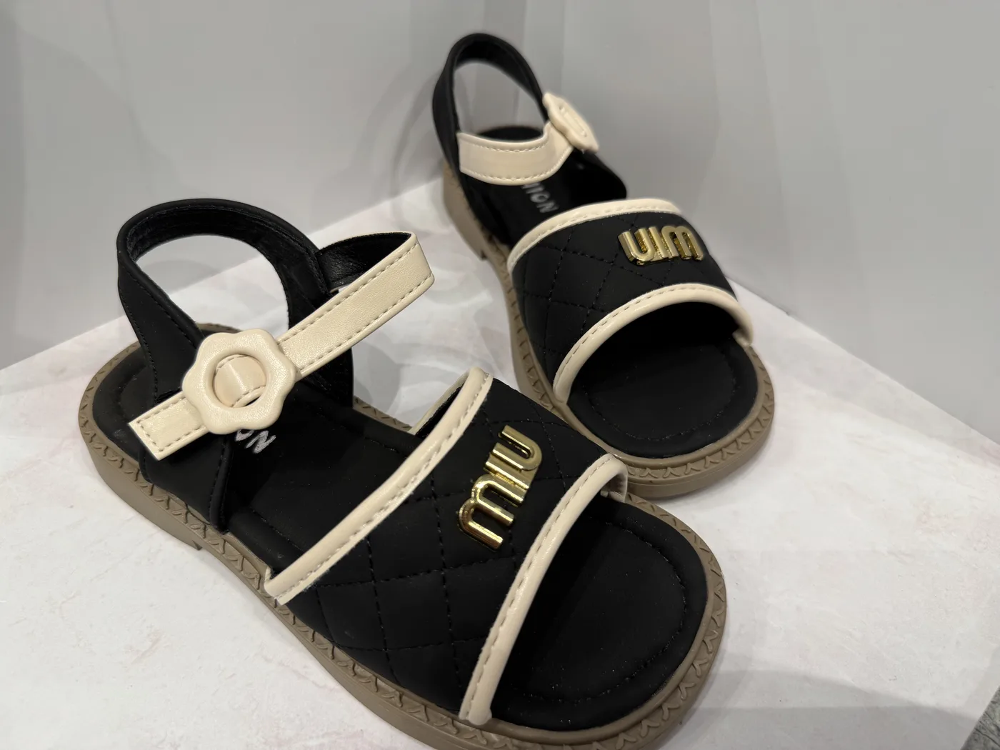 Miu Miu Босоножки для девочки черно-беж Miu с бляшкой с цветком