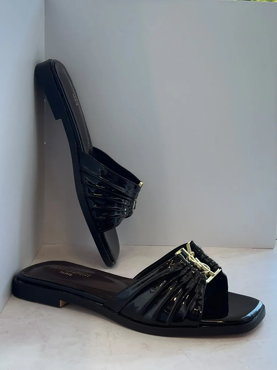 Saint Laurent Шлепки женские Saint Laurent со складками