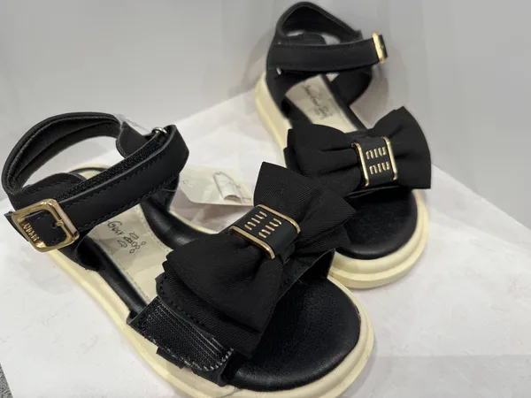 Miu Miu Босоножки для девочки черные с бантом Miu на липучке