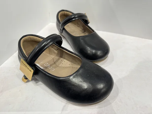 Miu Miu Туфли кожанные для девочки с золотой бляшкой/Miu Miu