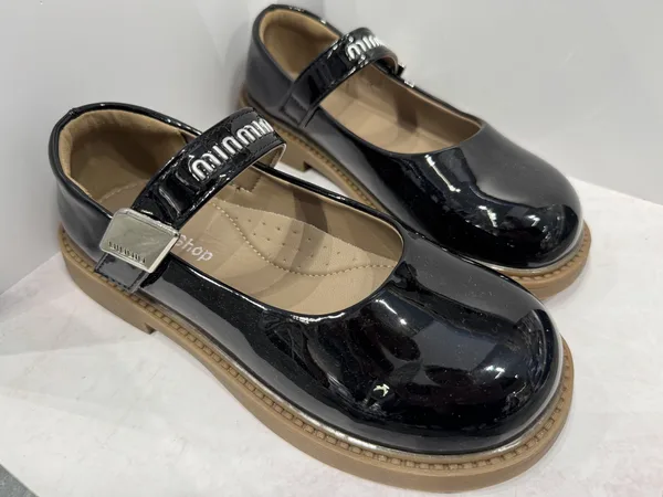Miu Miu Туфли лакированные с серебрянной бляшкой Miu Miu