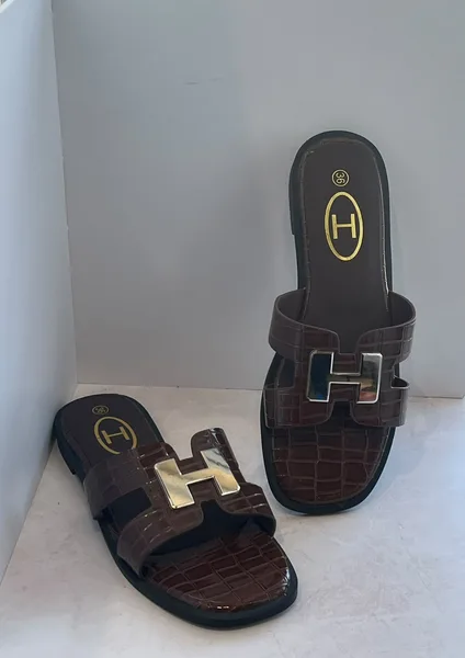Тапочки женские лакированные с Н