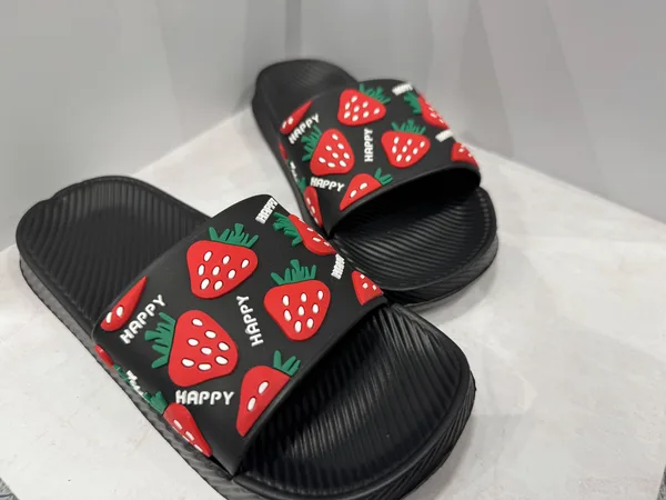 Тапочки резиновые для девочки Клубничка